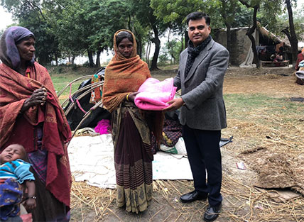 Pawan repartiendo mantas a mujeres de la cuarta casta